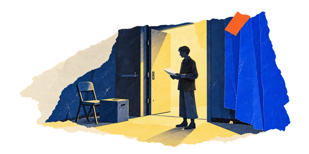 青い幕と黄色い舞台の光のそばで、台本を読む人のコラージュ